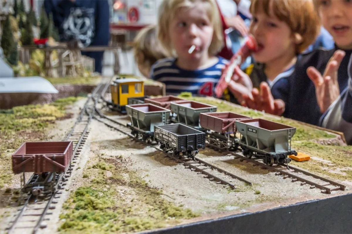 Modelbouwshow in Jeugdgebouw