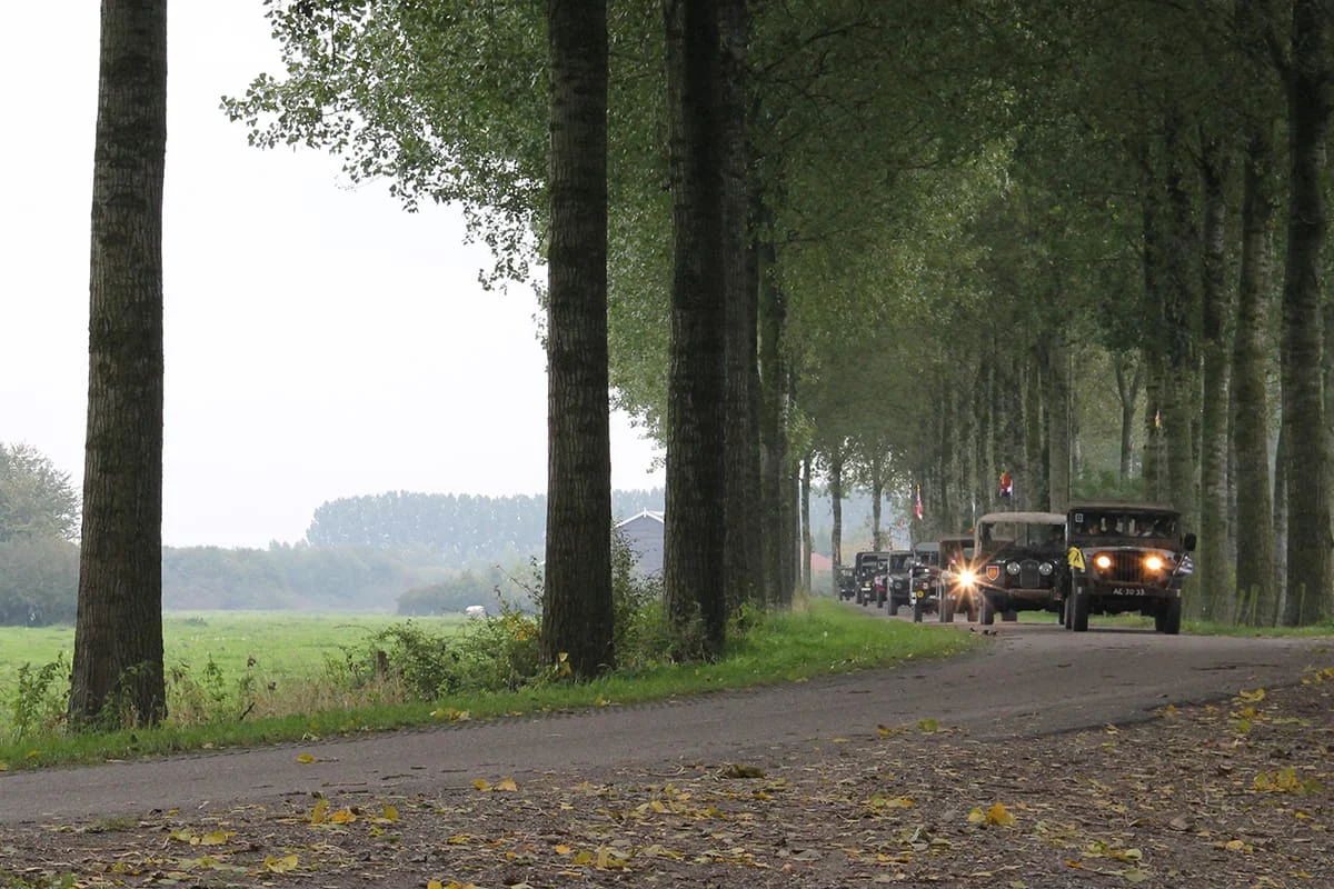 Archieffoto: legervoertuigen bij een bevrijdingsrit