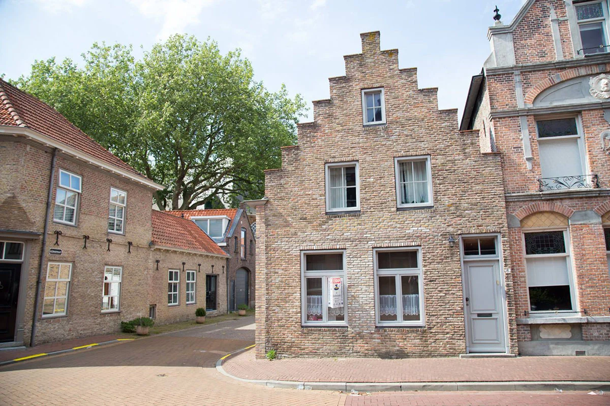 Een straat in het centrum van IJzendijke