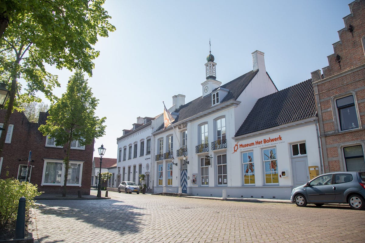 Het witte voormalige stadhuis aan de Markt, nu Museum Het Bolwerk